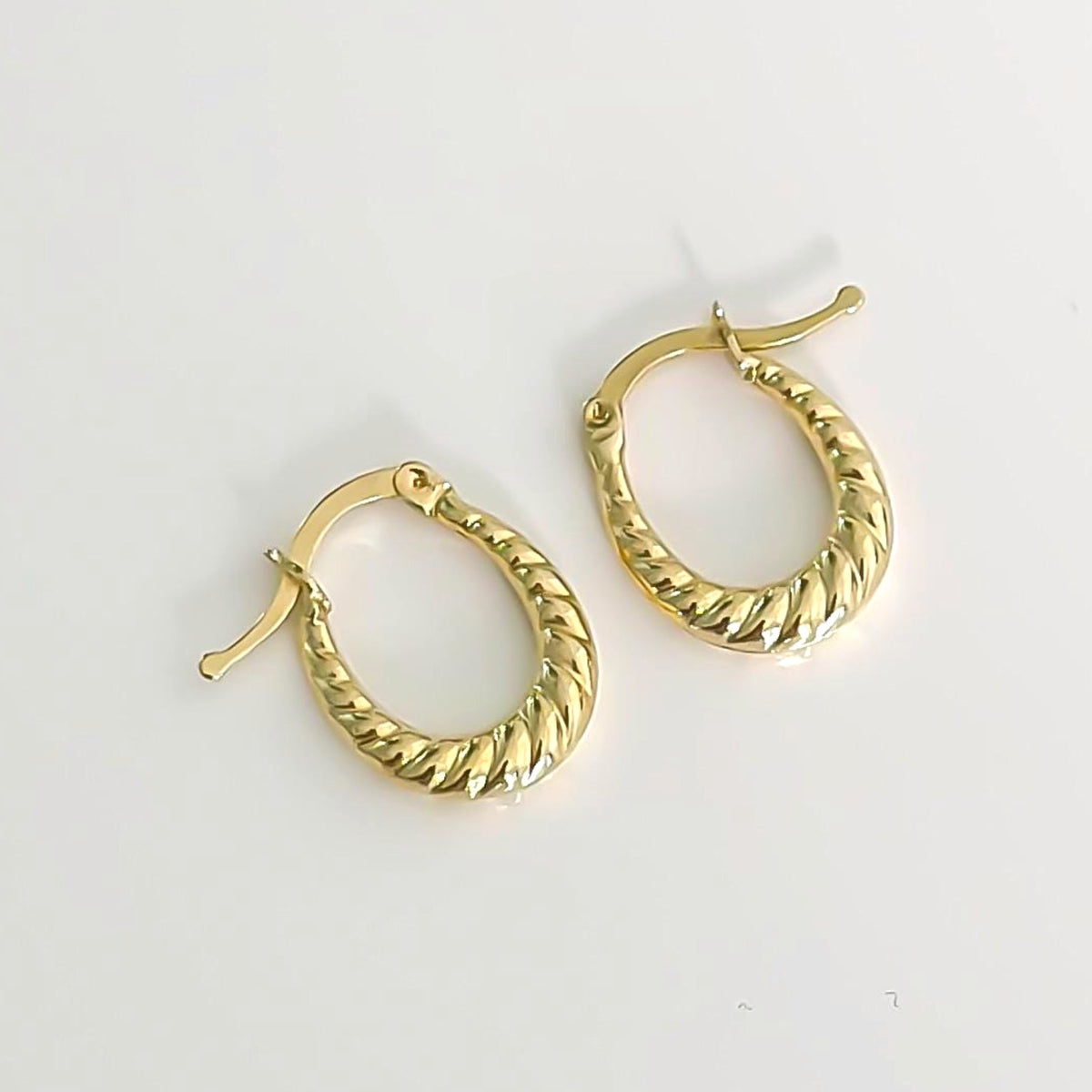 Aretes Argolla Mini Croissant · Oro 14k