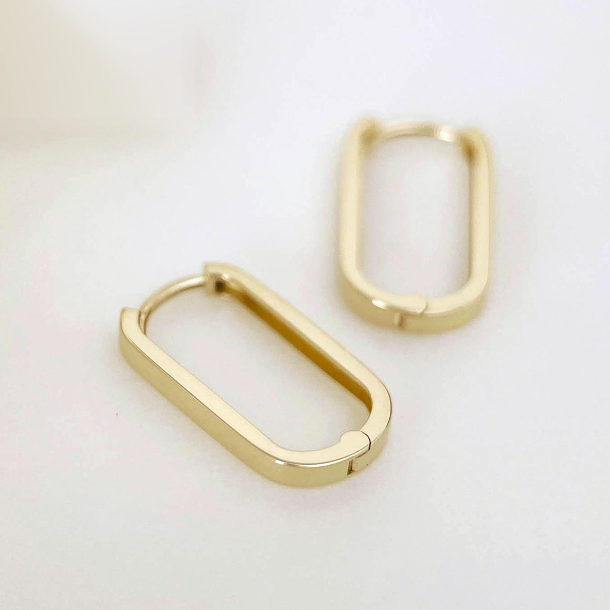 Aretes Argolla Oval Minimal · Oro 14k