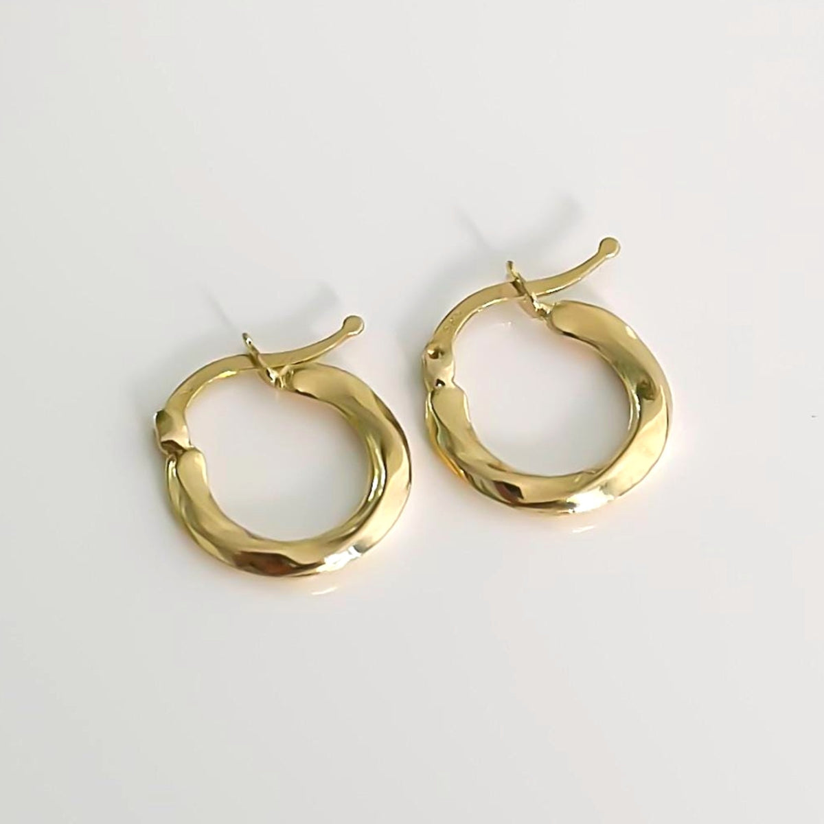 Aretes Argolla Petite Texturizada · Oro 14k
