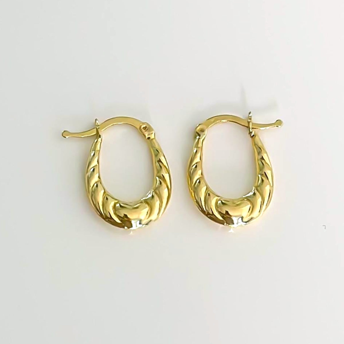 Aretes Mini Argolla Corazones · Oro 14k