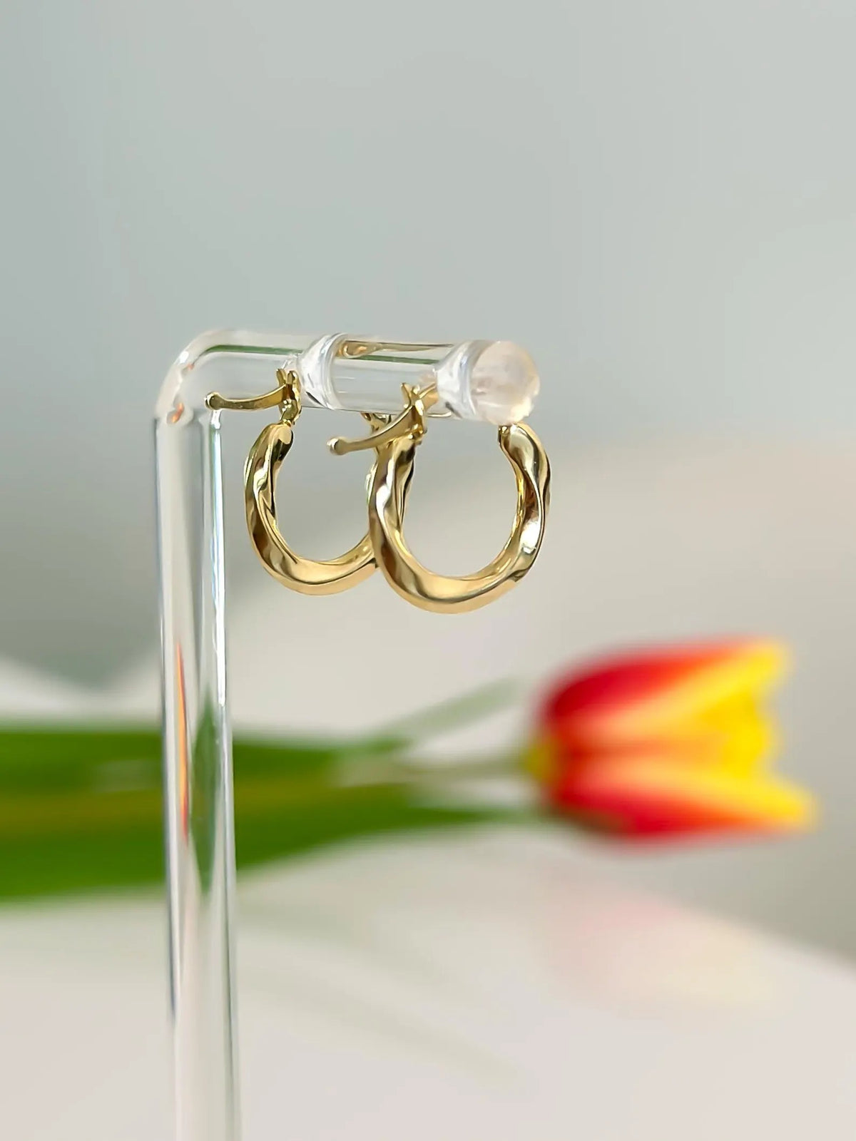 Aretes Oro Minimal Ondulado en exhibidor