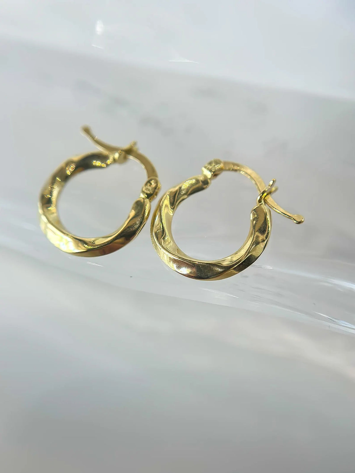 Aretes Oro Minimal Ondulado - detalle