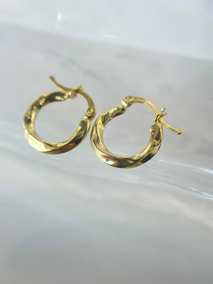 Aretes Oro Minimal Ondulado - detalle