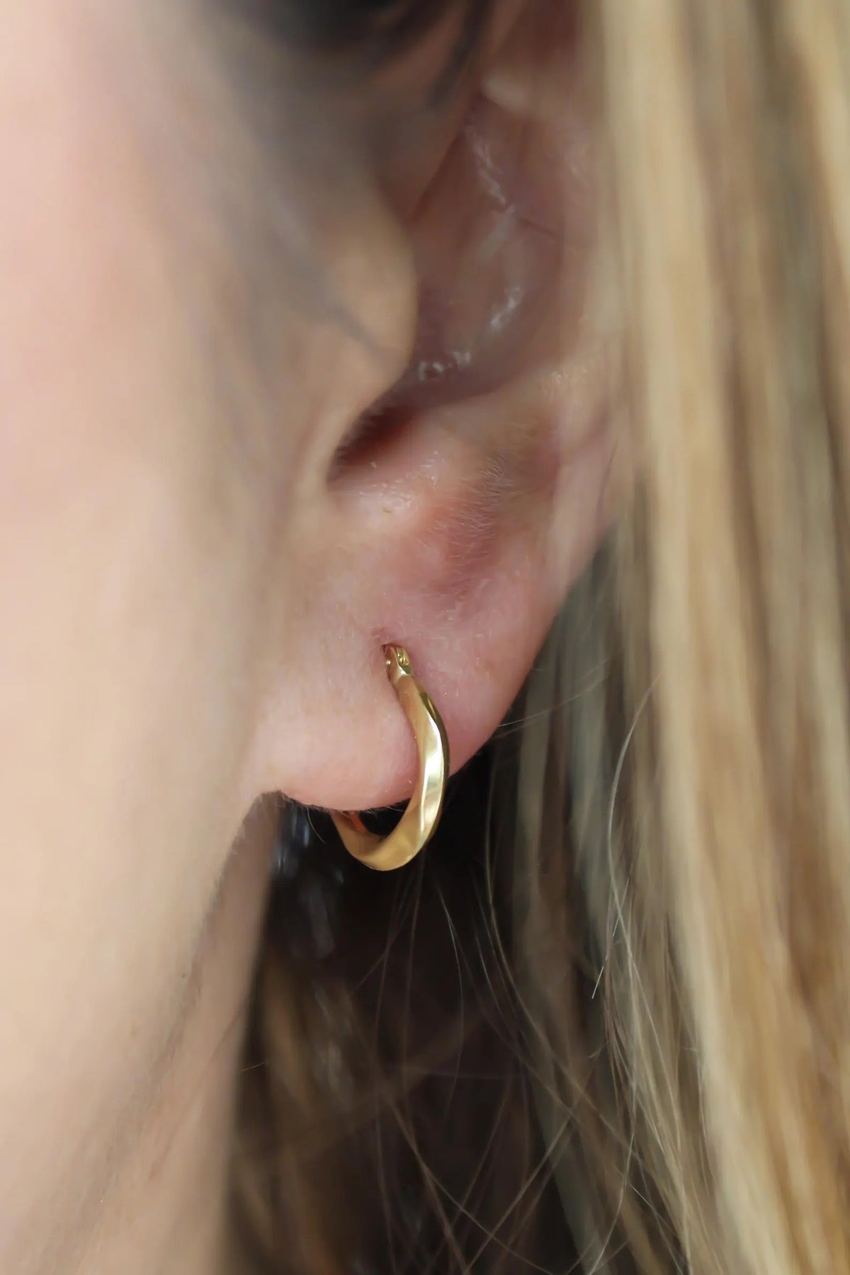 Aretes Oro Minimal Ondulado puestos