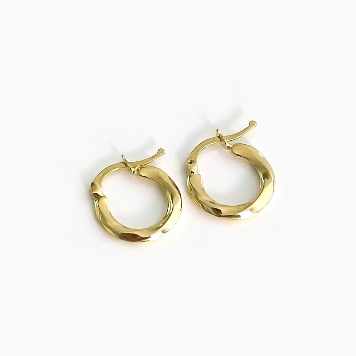 Aretes Oro Minimal Ondulado en oro 18 amarillo