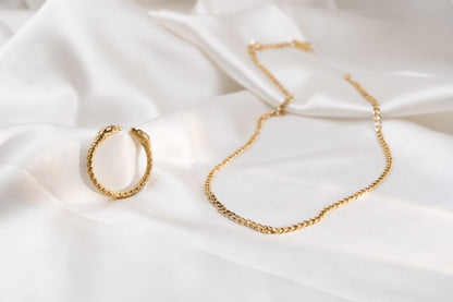 Cadena Petite Cuban Gold sobre seda