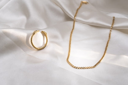 Cadena Petite Cuban Gold sobre seda