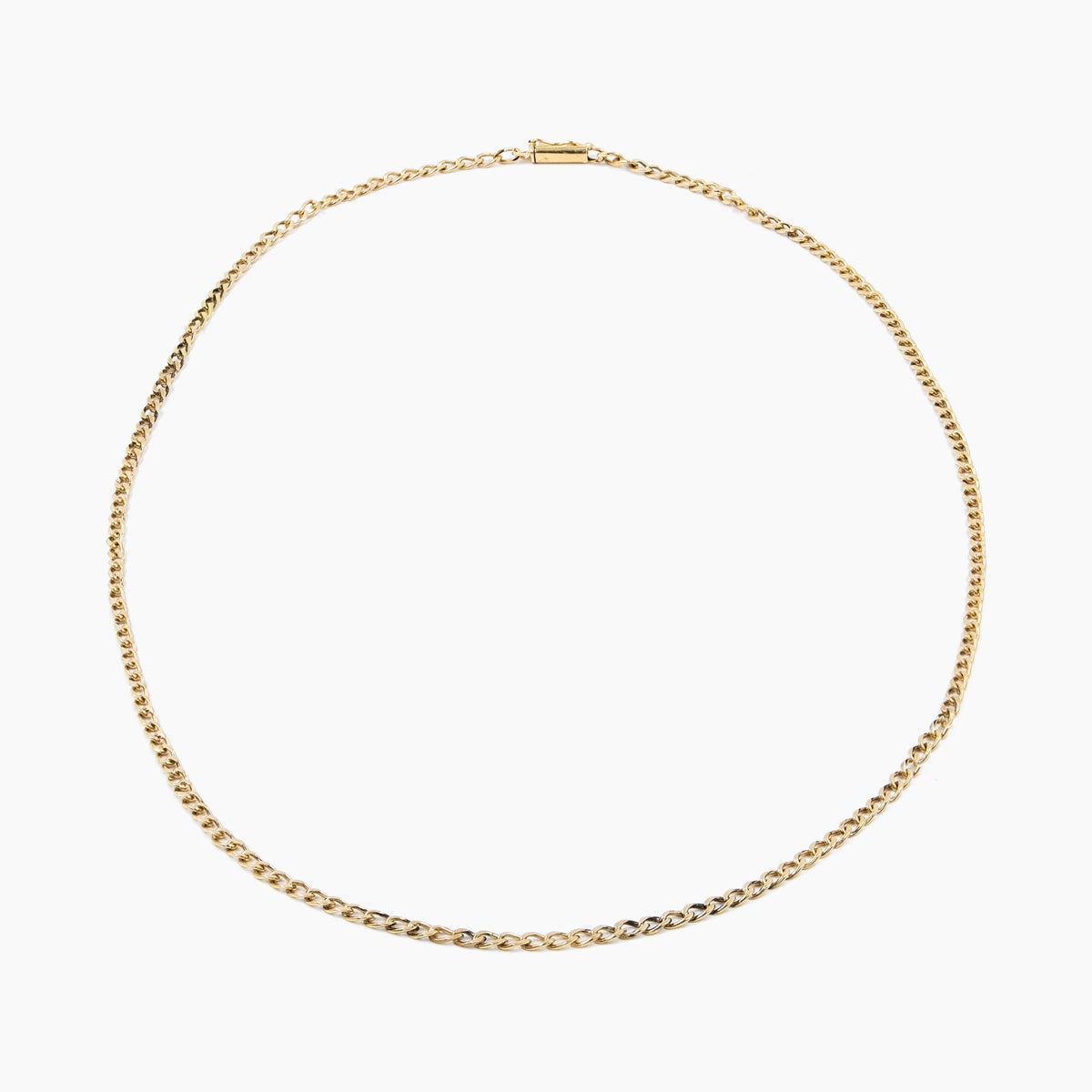 Cadena Petite Cuban Gold en oro 18 kt, fondo blanco