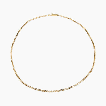 Cadena Petite Cuban Gold en oro 18 kt, fondo blanco