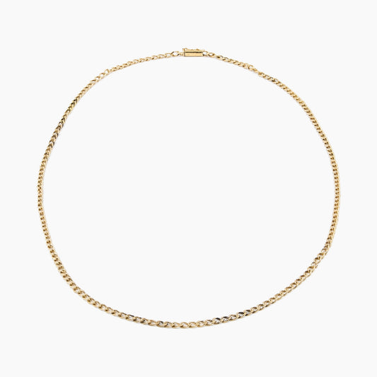 Cadena Petite Cuban Gold en oro 18 kt, fondo blanco