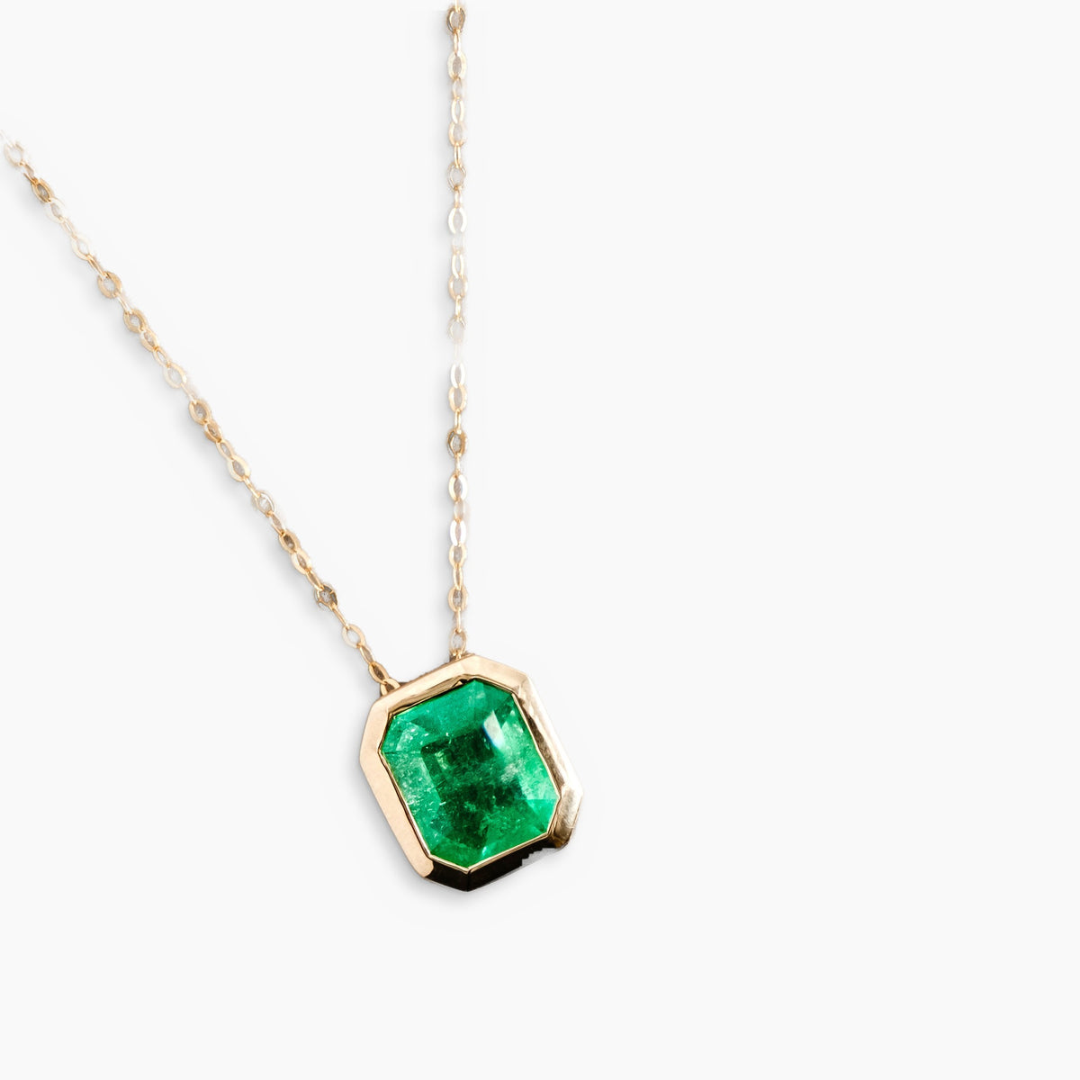 Colgante Esmeralda Máxima en oro 18 kt, fondo blanco
