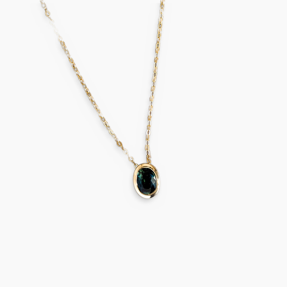Collar Zafiro Australiano en oro 18 kt, fondo blanco