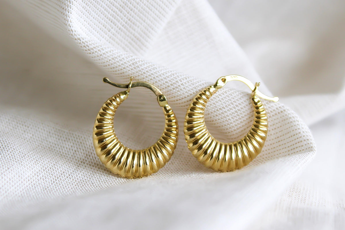 Aretes Argolla Esencial Texturizada · Oro 14k