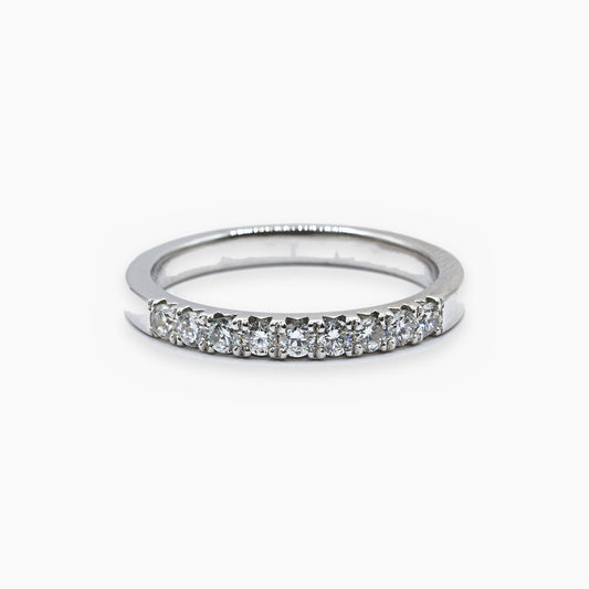 Medio cintillo clásico de platino con diamantes naturales