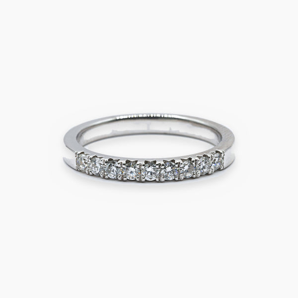 Medio cintillo clásico de platino con diamantes naturales