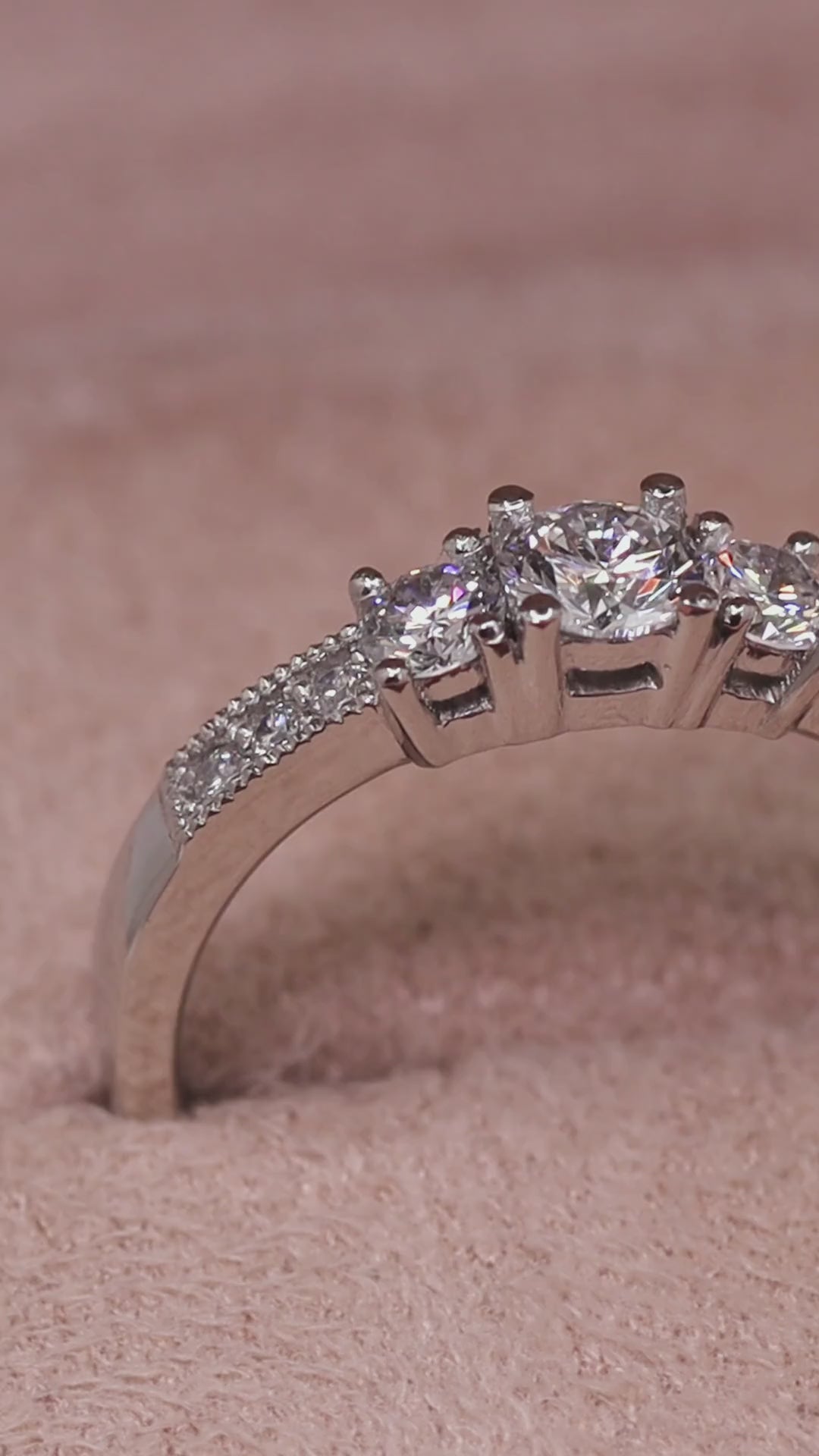 Tricillo Diamantes y Brillo entre paredes - video