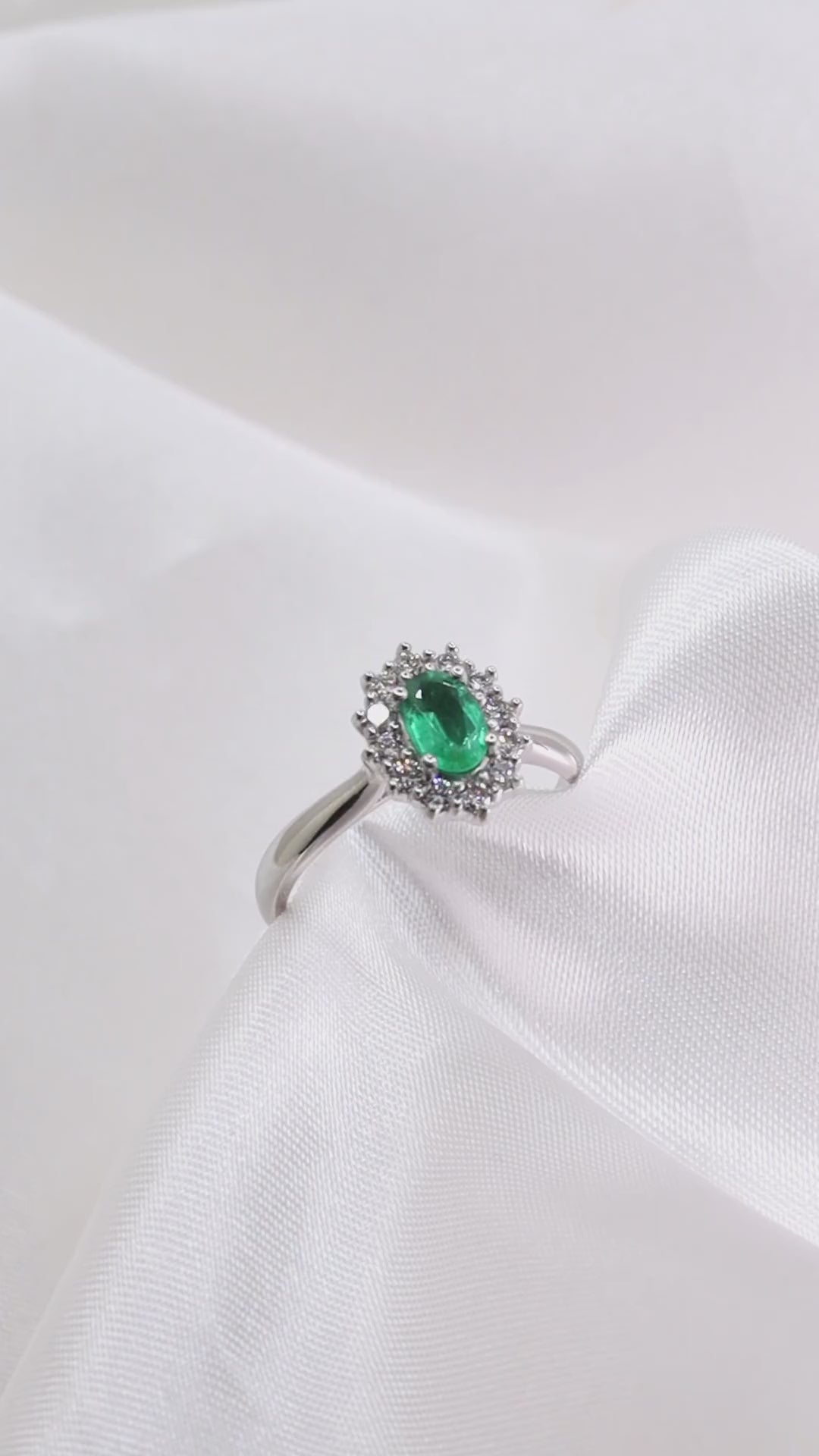 Anillo Roseta Esmeralda y Diamantes - video