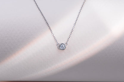 Punto de Luz Delicadeza, diamante natural en oro blanco 18 kt