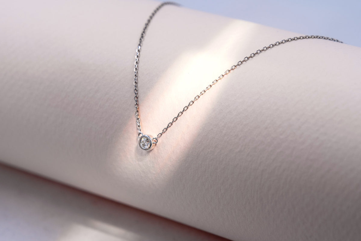 Punto de Luz Delicadeza con cadena de oro blanco 18 kt