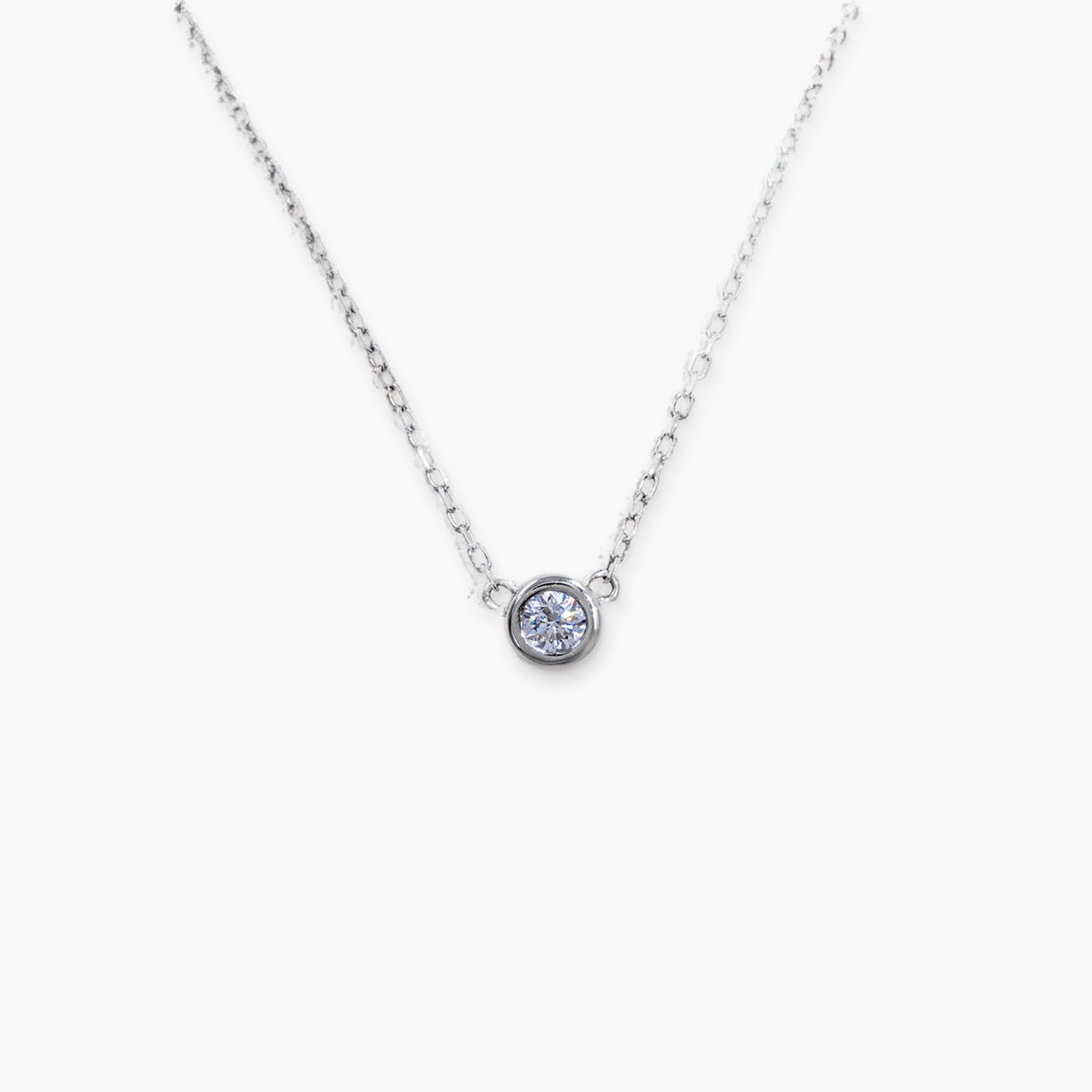Punto de Luz Delicadeza, diamante natural en oro blanco 18 kt, fondo blanco