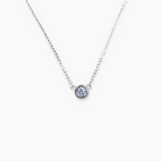Punto de Luz Delicadeza, diamante natural en oro blanco 18 kt, fondo blanco