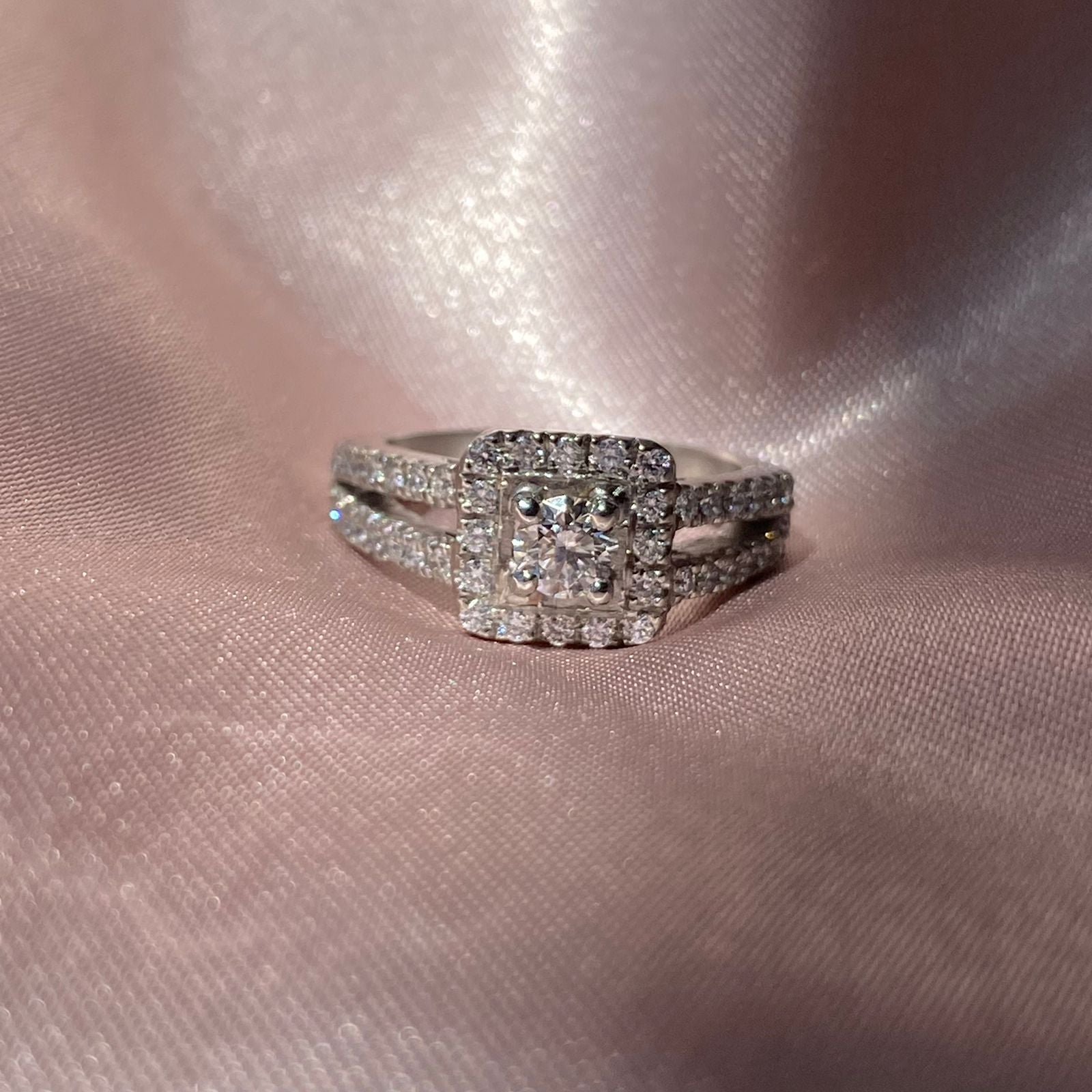 Solitario Halo y Doble Argolla - 40 pts GIA