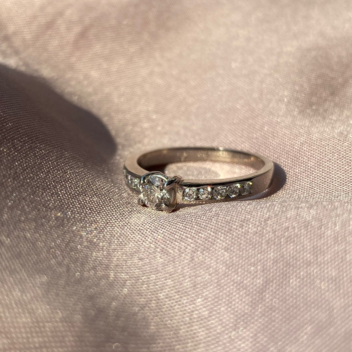 Anillo Solitario y Diamantes Carril