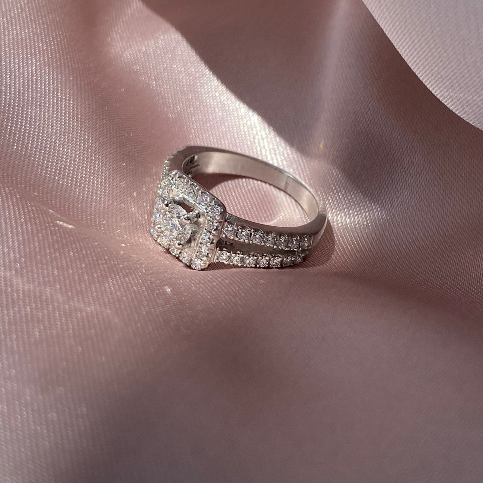 Solitario Halo y Doble Argolla - 40 pts GIA