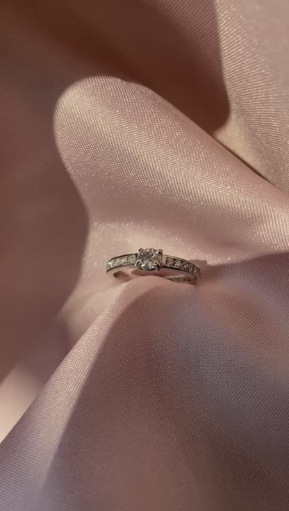 Anillo Solitario y Diamantes Carril