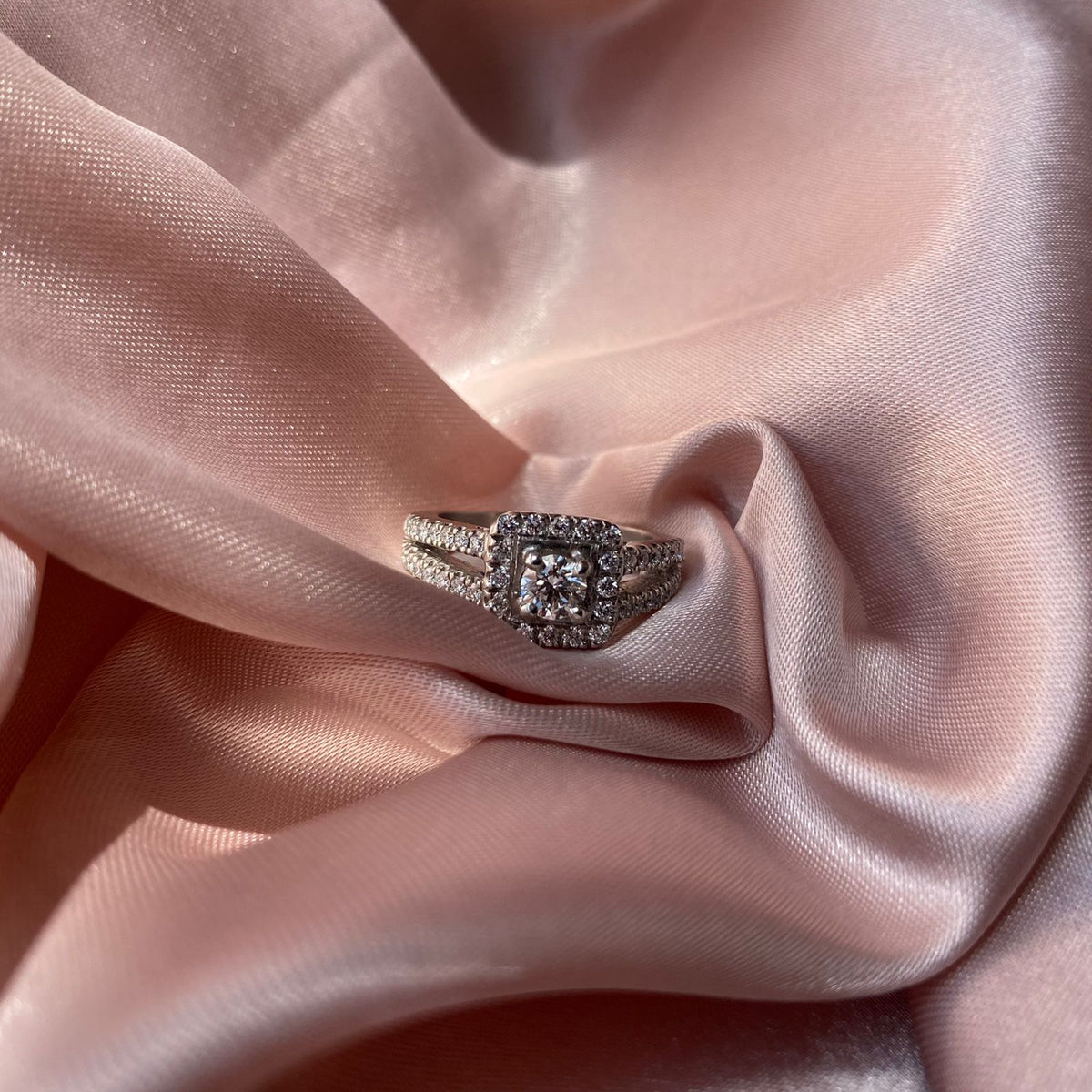 Solitario Halo y Doble Argolla - 40 pts GIA