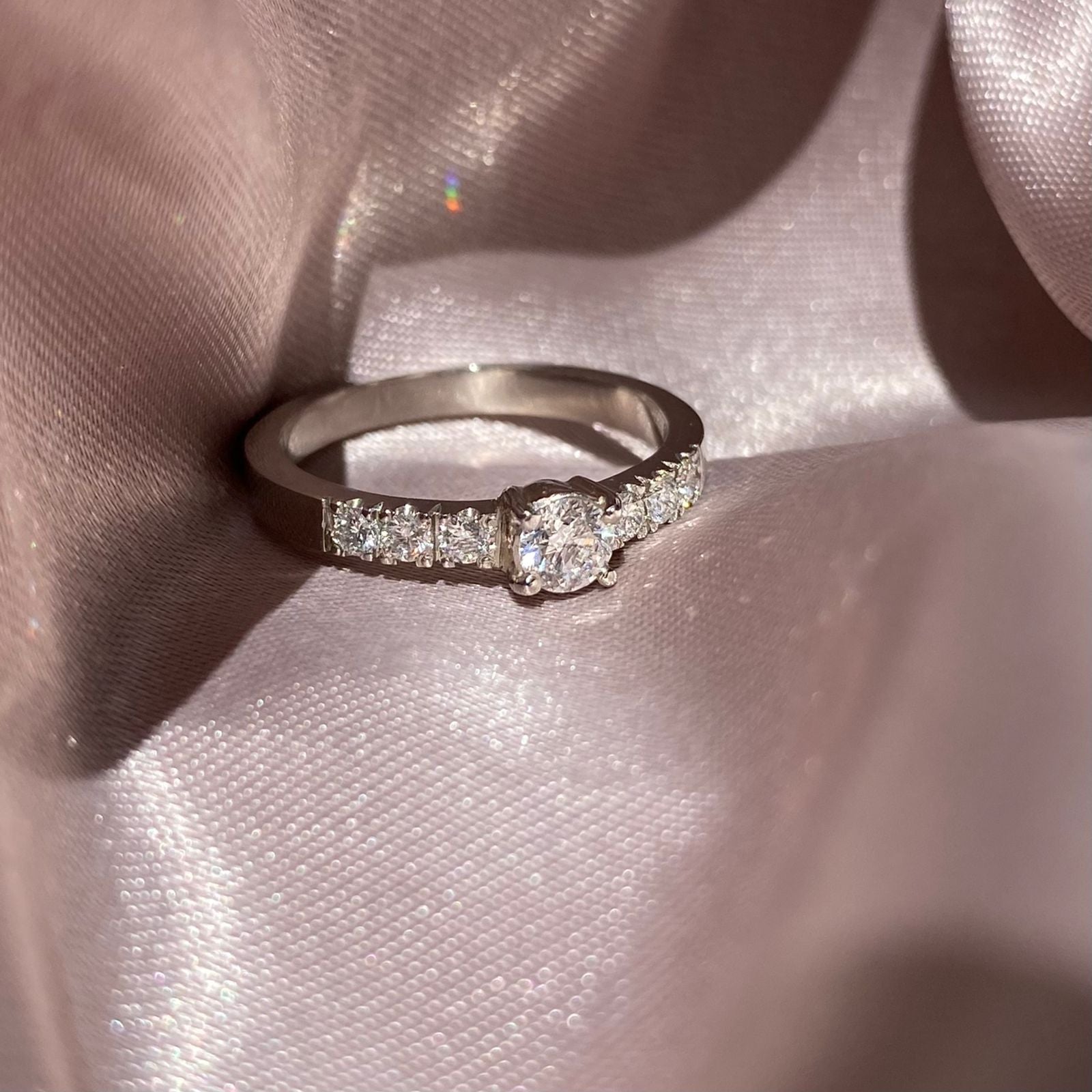 Anillo Solitario y Brillantes