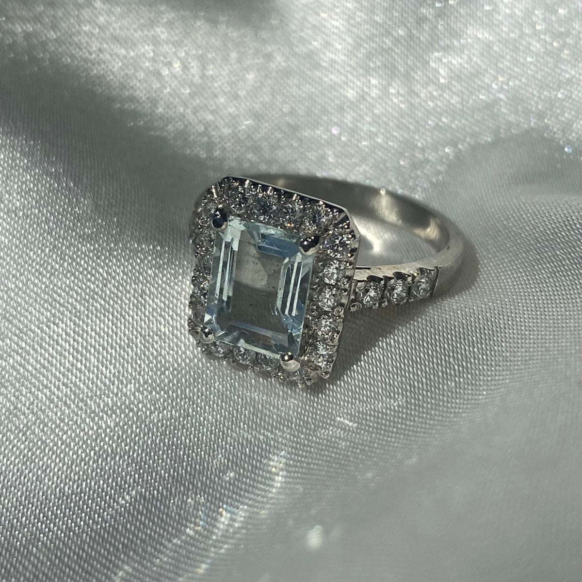 Anillo Aguamarina y Halo Diamantes