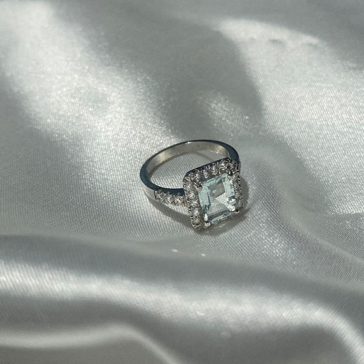 Anillo Aguamarina y Halo Diamantes