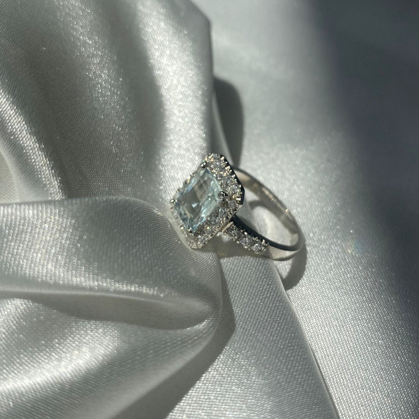 Anillo Aguamarina y Halo Diamantes