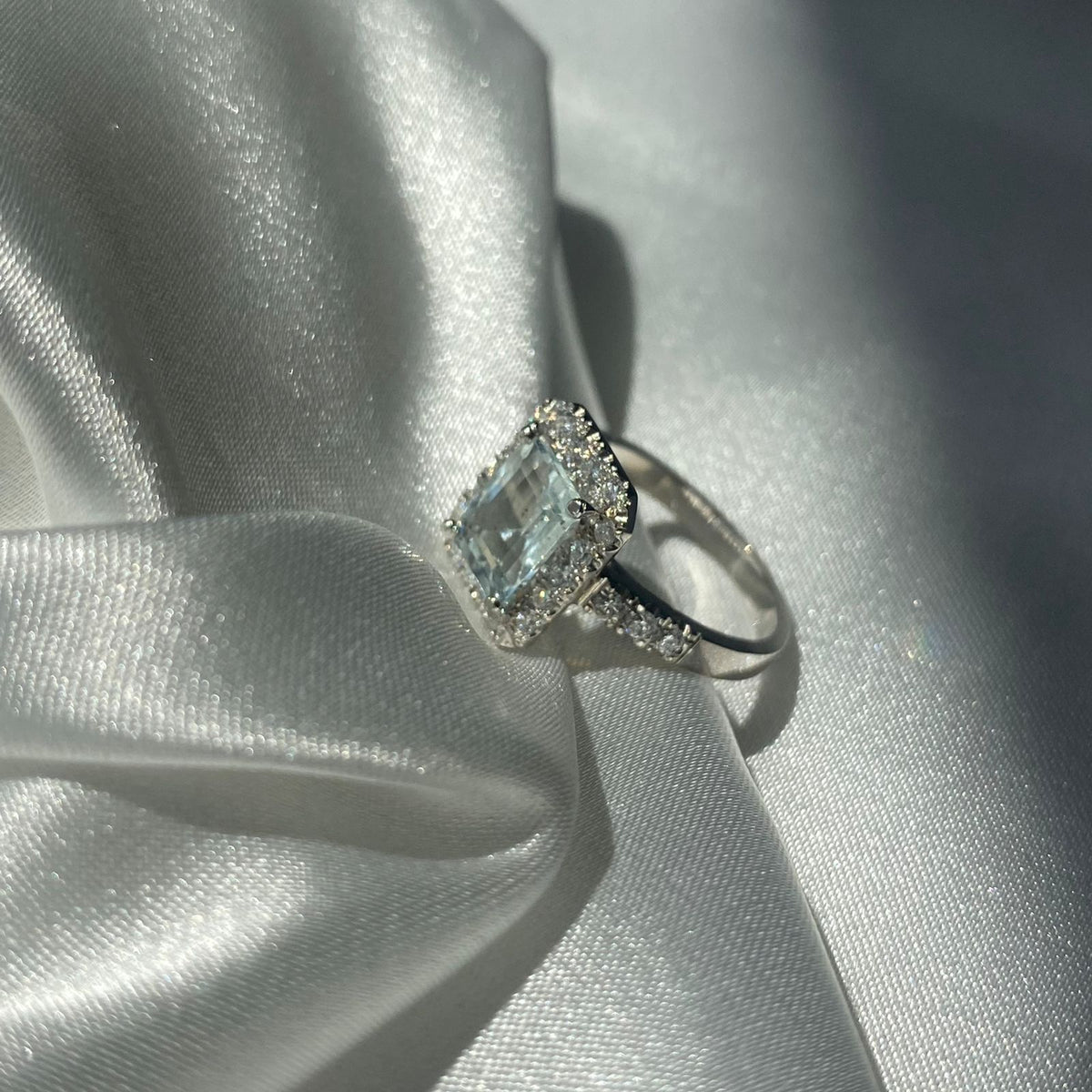 Anillo Aguamarina y Halo Diamantes