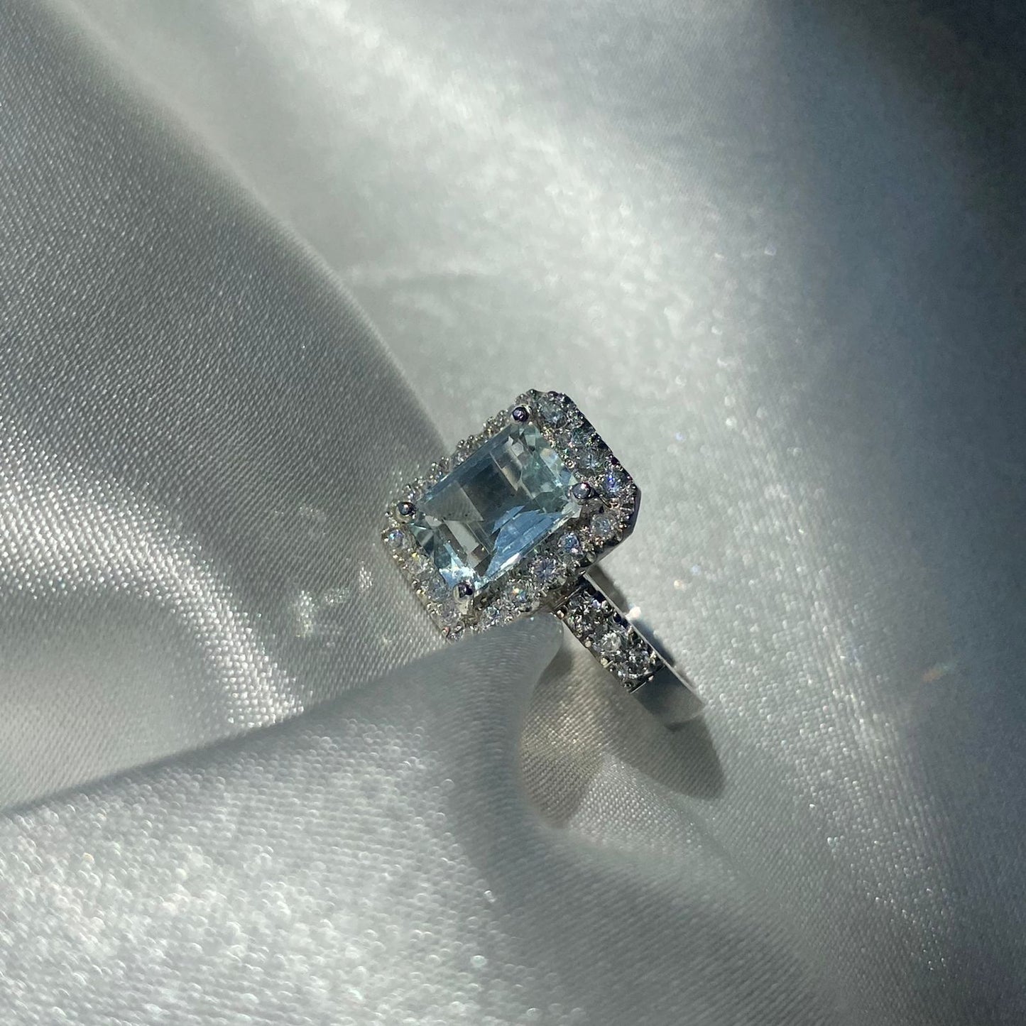 Anillo Aguamarina y Halo Diamantes