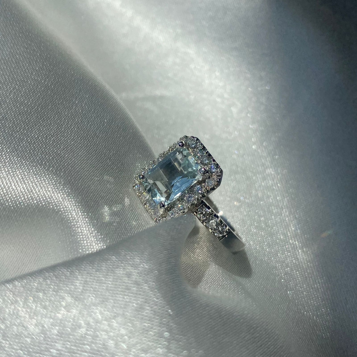 Anillo Aguamarina y Halo Diamantes