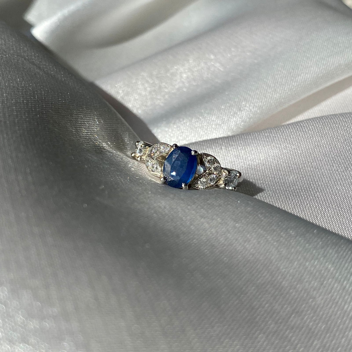 Anillo Zafiro y Diamantes en Pétalos