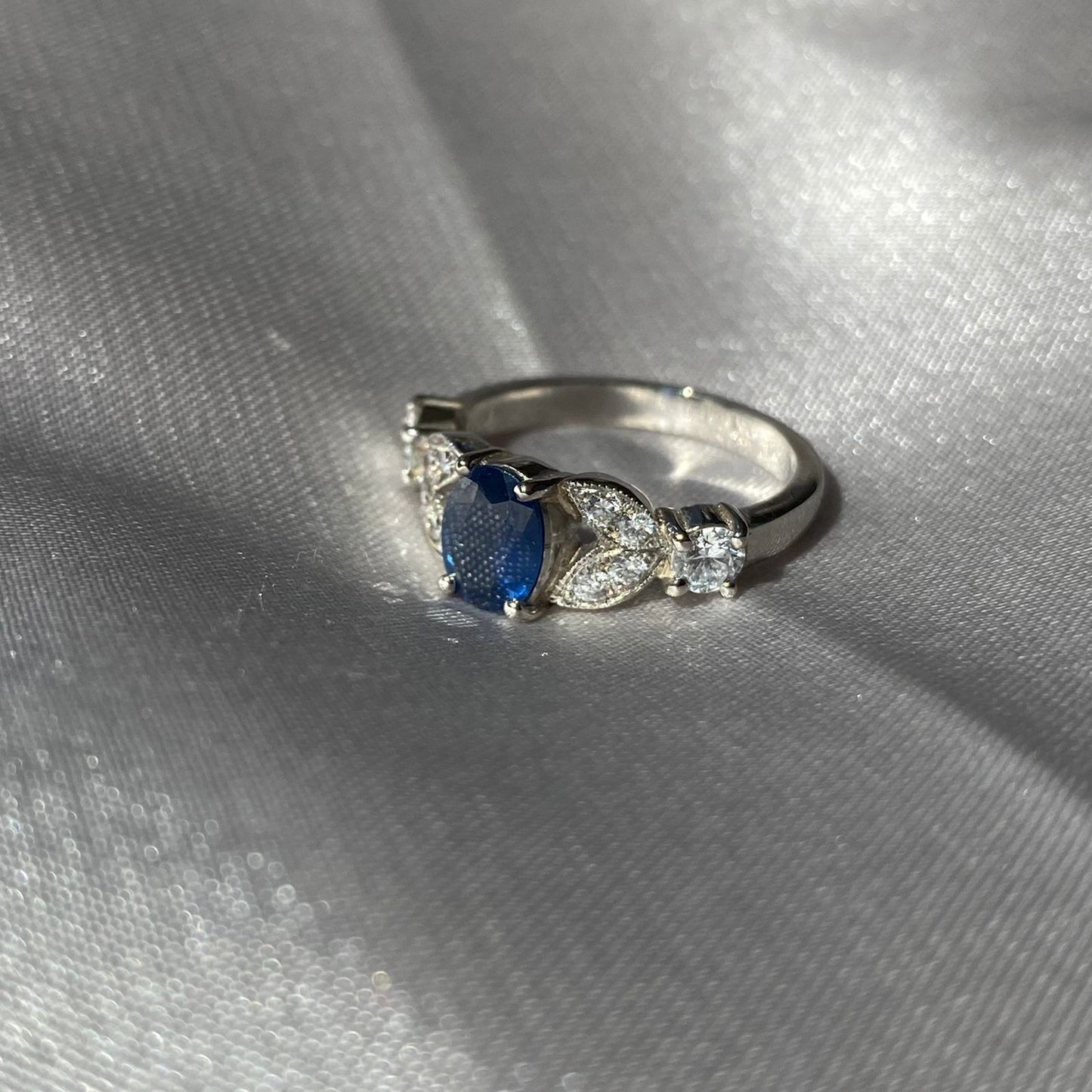 Anillo Zafiro y Diamantes en Pétalos