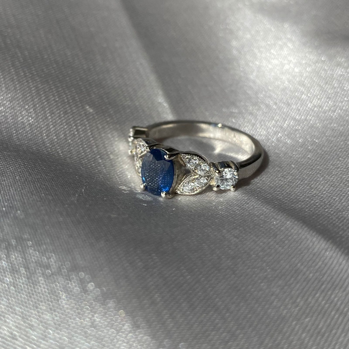 Anillo Zafiro y Diamantes en Pétalos