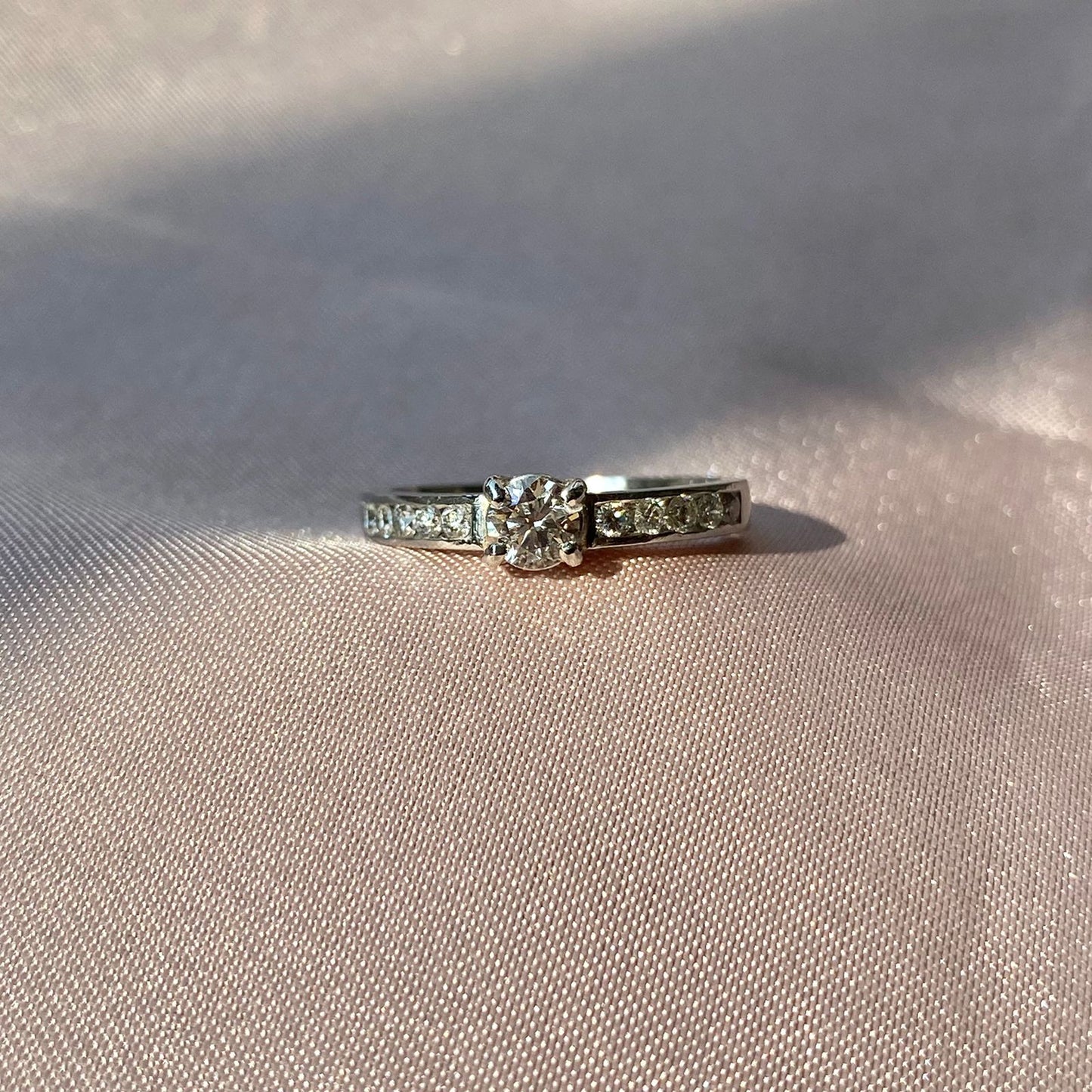 Anillo Solitario y Diamantes Carril