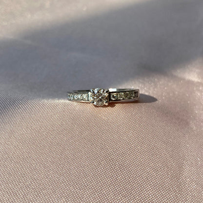 Anillo Solitario y Diamantes Carril