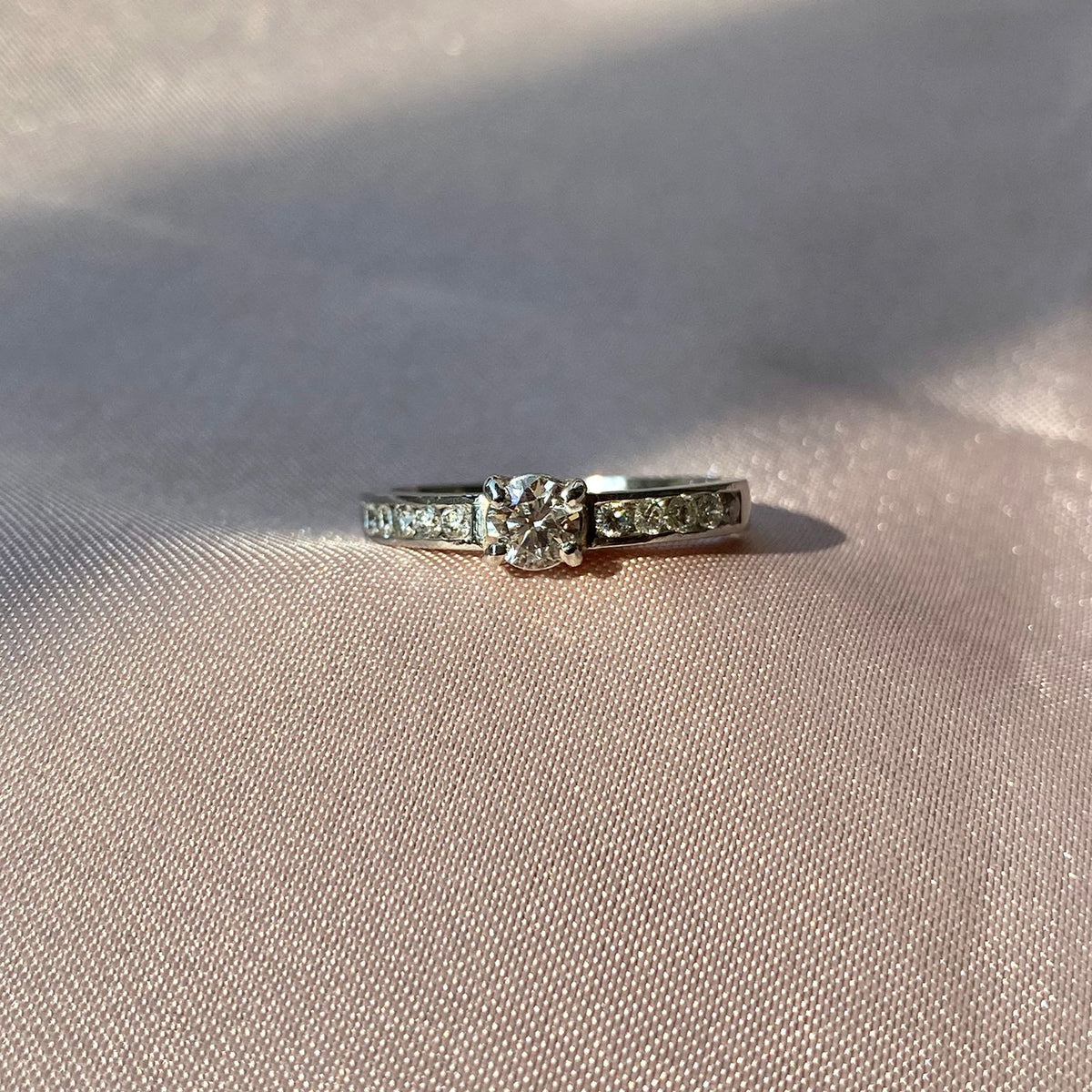 Anillo Solitario y Diamantes Carril