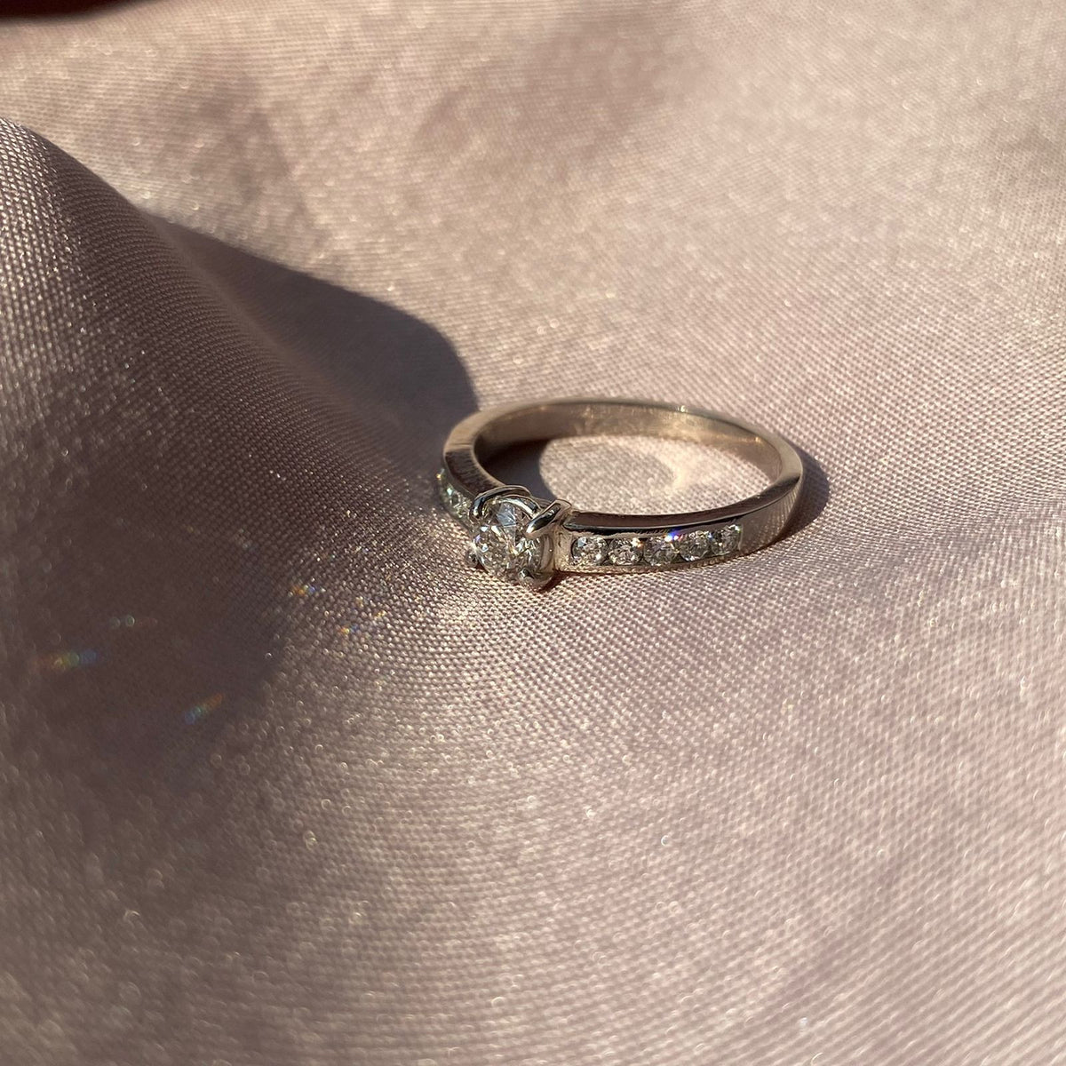 Anillo Solitario y Diamantes Carril