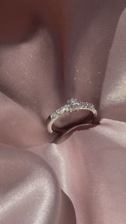 Anillo Solitario y Brillantes